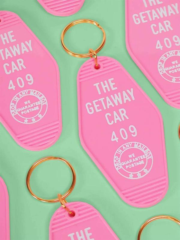 Vintage the Getaway Car Letter Pattern Keychain, Cute Cartoon Hotel Plastic Pendant Keychain, Fashion Accessories for Men & Women