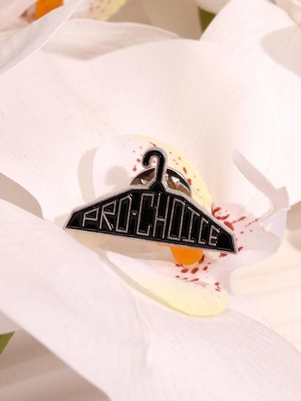 Creative Clothes Hanger Shaped Brooch, Fashionable Letter Design Alloy Badge for Backpack & Clothes Collar, Trendy All-match & Exquisite Brooch for Birthday Gift