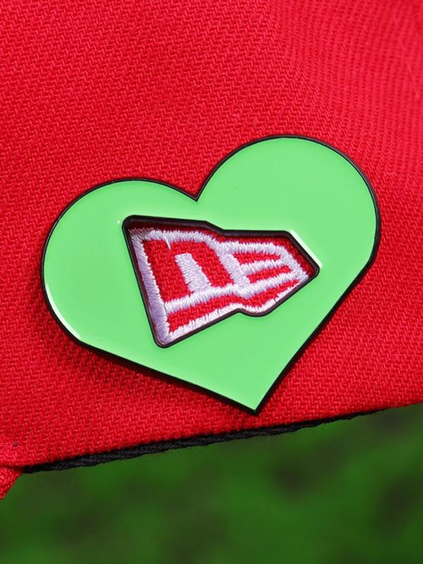 Heart Shaped Brooch, Fashionable Clothes Accessories for Women & Men for Daily Clothing Decor, Enamel Pin Suitable for Backpacks, Jeans, Scarves, Hats Decoration